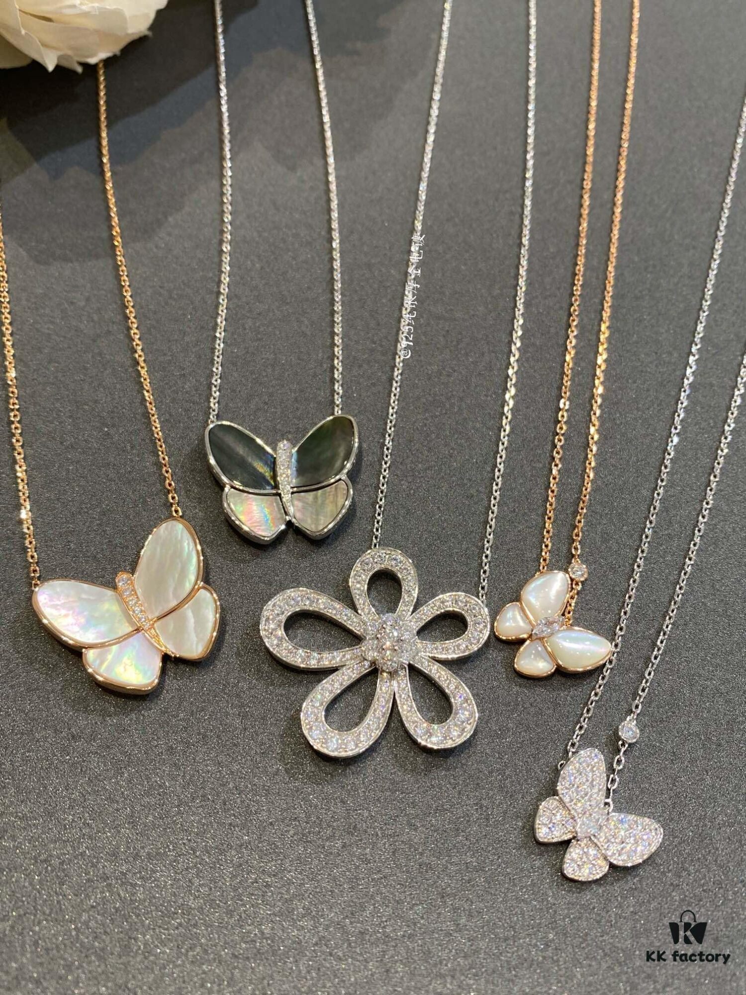 692fc15299f2d84055c88338 Vca Luxury Pendant, In Stock, Jewelry Craftsmanship