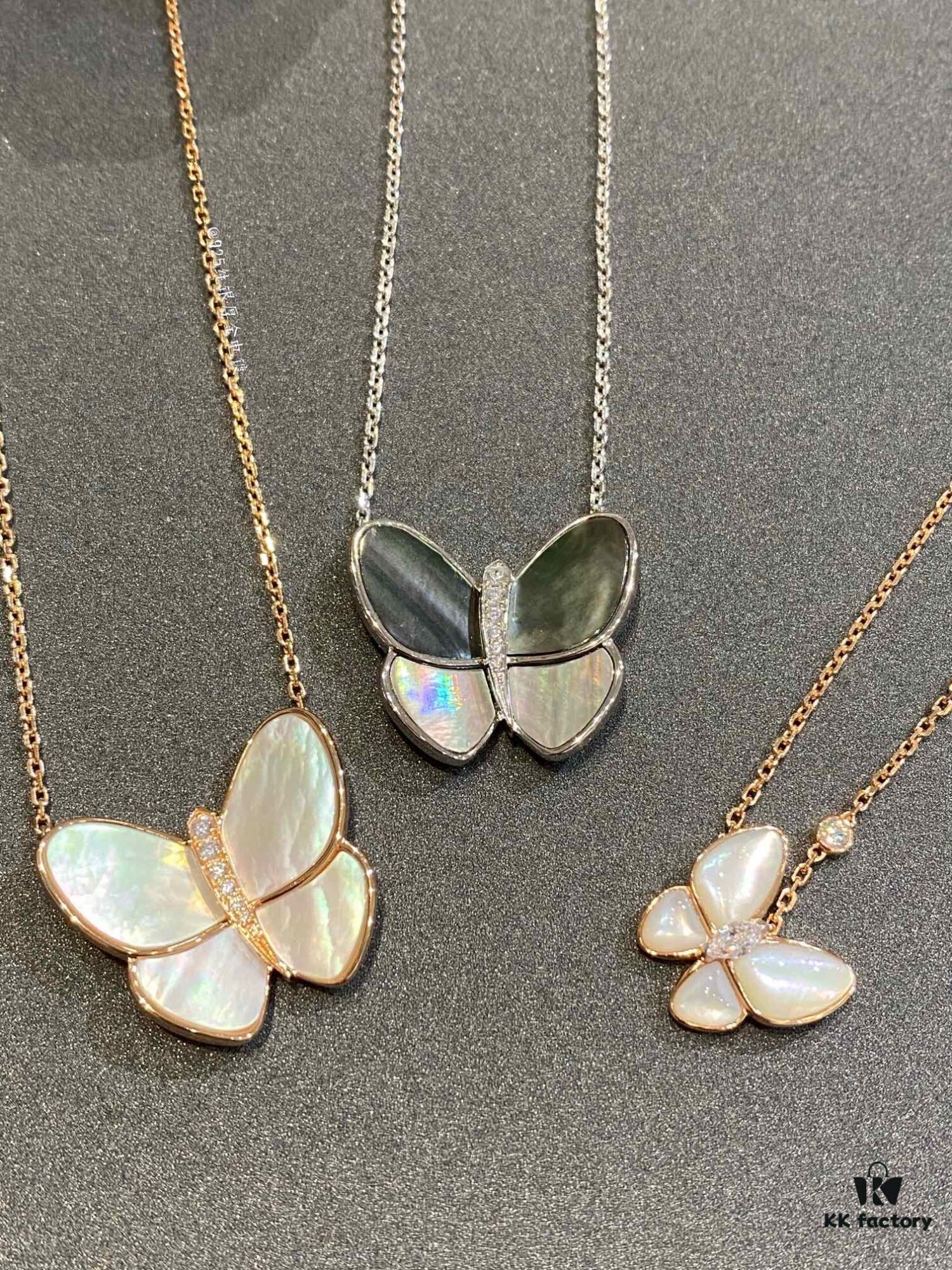 692fc15599f2d84055c8833b Vca Luxury Pendant, In Stock, Jewelry Craftsmanship