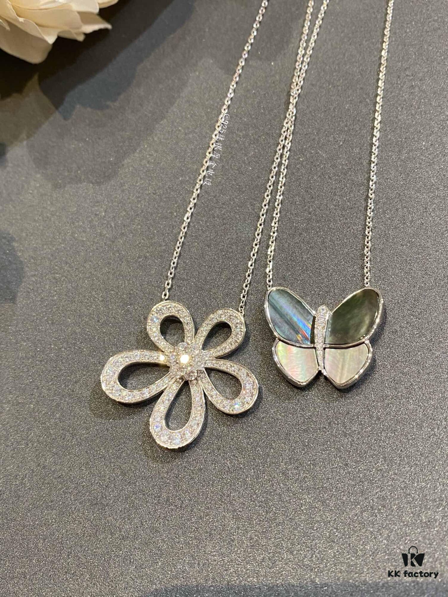 692fc15699f2d84055c8833d Vca Luxury Pendant, In Stock, Jewelry Craftsmanship