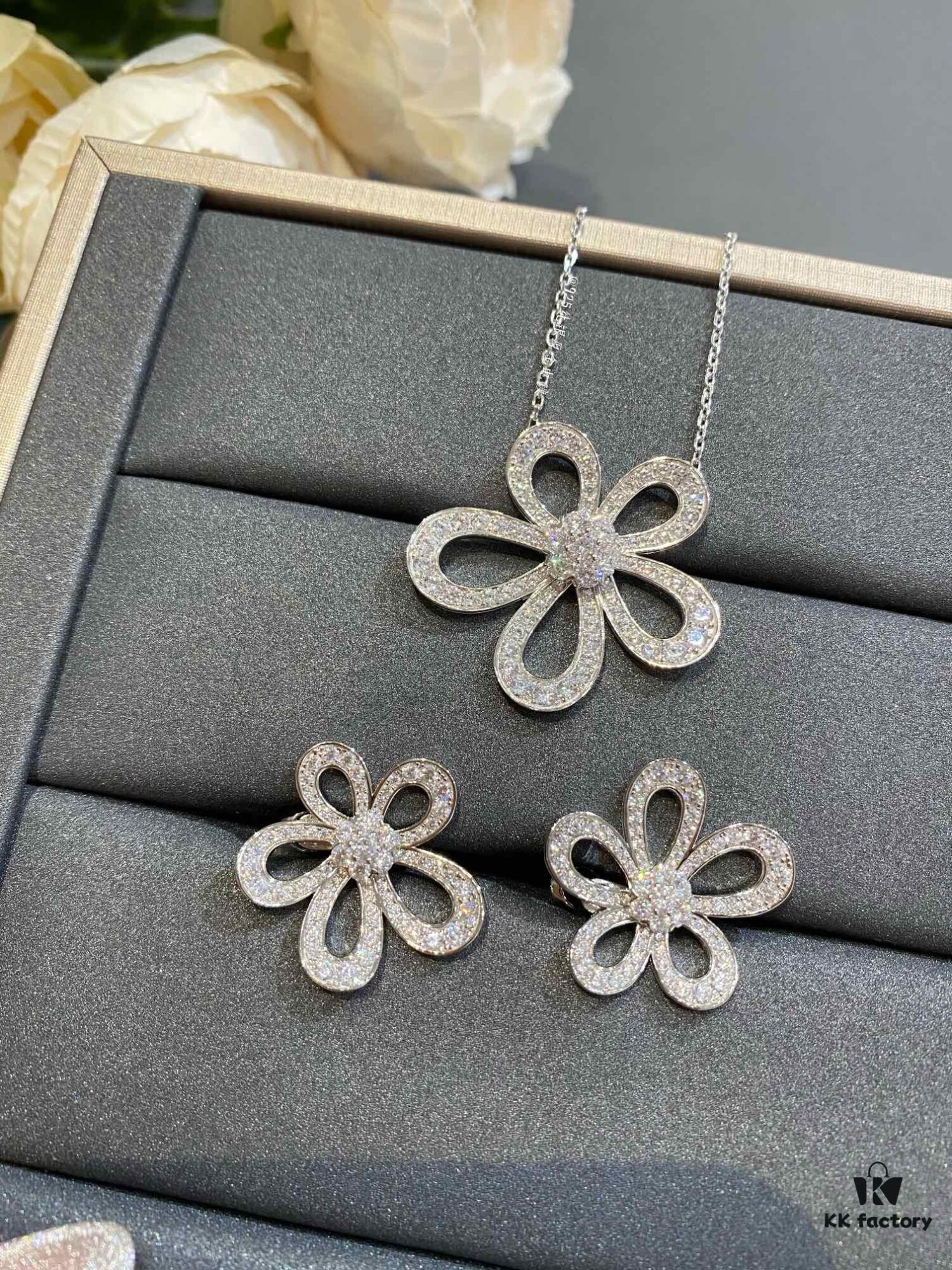 692fc15799f2d84055c88340 Vca Luxury Pendant, In Stock, Jewelry Craftsmanship