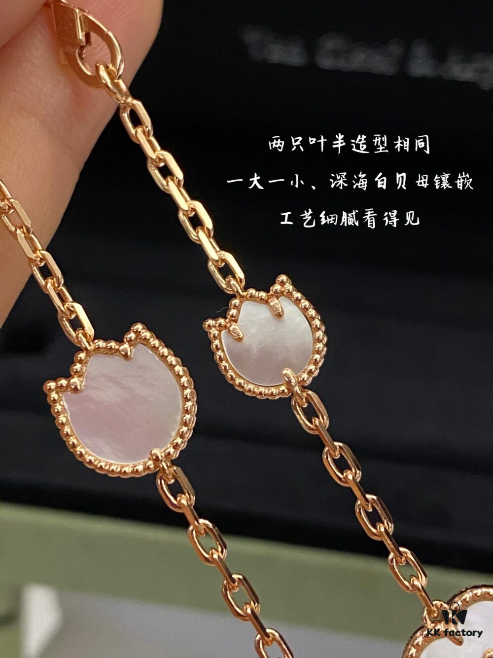 692fc15e99f2d84055c88348 Lucky Spring Collection featuring ladybug and floral motifs, celebrating the rebirth of nature cherished by Van Cleef & Arpels. Crafted in rose gold, carnelian, and onyx, this collection enriches the Maison's enchanting connection with the natural world. Five meticulously handcrafted elements are delicately assembled into each piece. The chain is a specially customized thick design by Van Cleef & Arpels, with each link featuring eight faceted surfaces for enhanced sparkle. The tassel leaves are crafted with a crinkled foil texture for a refined, luxurious effect. The 'LG' engraving is discreetly placed on the side of the flower, while three totem stamps are embossed on the extension chain, and a serial code is engraved above the lobster clasp.