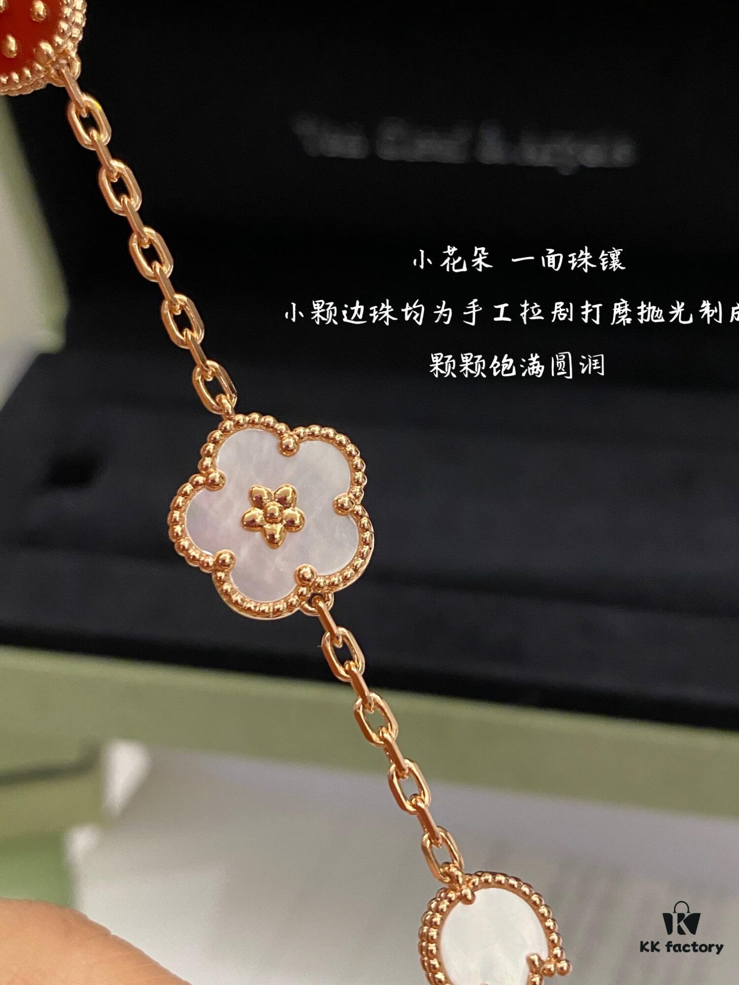692fc15e99f2d84055c88349 Lucky Spring Collection featuring ladybug and floral motifs, celebrating the rebirth of nature cherished by Van Cleef & Arpels. Crafted in rose gold, carnelian, and onyx, this collection enriches the Maison's enchanting connection with the natural world. Five meticulously handcrafted elements are delicately assembled into each piece. The chain is a specially customized thick design by Van Cleef & Arpels, with each link featuring eight faceted surfaces for enhanced sparkle. The tassel leaves are crafted with a crinkled foil texture for a refined, luxurious effect. The 'LG' engraving is discreetly placed on the side of the flower, while three totem stamps are embossed on the extension chain, and a serial code is engraved above the lobster clasp.
