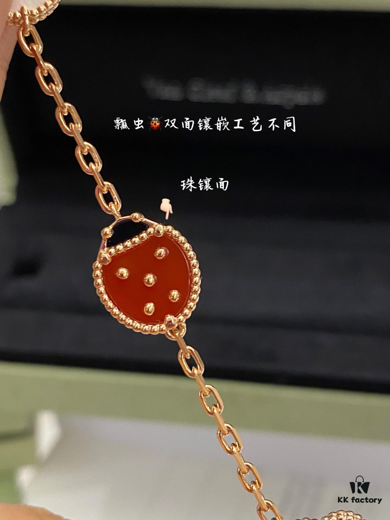 692fc16099f2d84055c8834c Lucky Spring Collection featuring ladybug and floral motifs, celebrating the rebirth of nature cherished by Van Cleef & Arpels. Crafted in rose gold, carnelian, and onyx, this collection enriches the Maison's enchanting connection with the natural world. Five meticulously handcrafted elements are delicately assembled into each piece. The chain is a specially customized thick design by Van Cleef & Arpels, with each link featuring eight faceted surfaces for enhanced sparkle. The tassel leaves are crafted with a crinkled foil texture for a refined, luxurious effect. The 'LG' engraving is discreetly placed on the side of the flower, while three totem stamps are embossed on the extension chain, and a serial code is engraved above the lobster clasp.