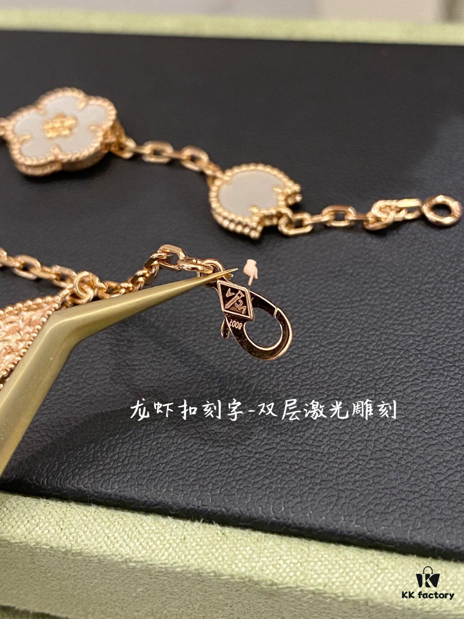 692fc16299f2d84055c8834e Lucky Spring Collection featuring ladybug and floral motifs, celebrating the rebirth of nature cherished by Van Cleef & Arpels. Crafted in rose gold, carnelian, and onyx, this collection enriches the Maison's enchanting connection with the natural world. Five meticulously handcrafted elements are delicately assembled into each piece. The chain is a specially customized thick design by Van Cleef & Arpels, with each link featuring eight faceted surfaces for enhanced sparkle. The tassel leaves are crafted with a crinkled foil texture for a refined, luxurious effect. The 'LG' engraving is discreetly placed on the side of the flower, while three totem stamps are embossed on the extension chain, and a serial code is engraved above the lobster clasp.