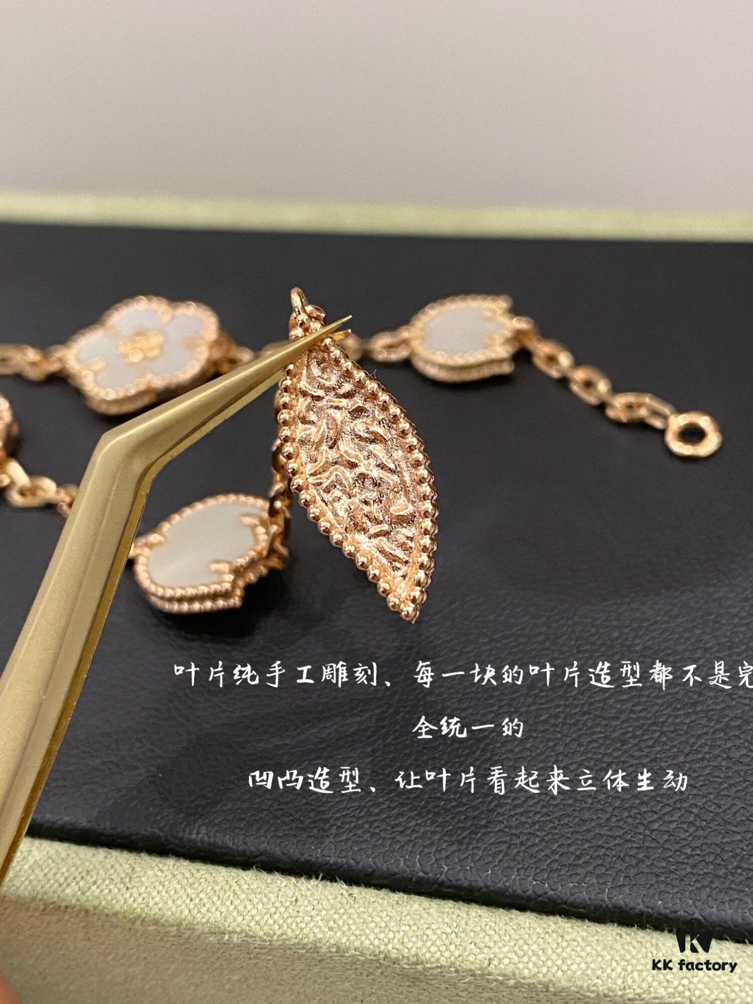 692fc16499f2d84055c88352 Lucky Spring Collection featuring ladybug and floral motifs, celebrating the rebirth of nature cherished by Van Cleef & Arpels. Crafted in rose gold, carnelian, and onyx, this collection enriches the Maison's enchanting connection with the natural world. Five meticulously handcrafted elements are delicately assembled into each piece. The chain is a specially customized thick design by Van Cleef & Arpels, with each link featuring eight faceted surfaces for enhanced sparkle. The tassel leaves are crafted with a crinkled foil texture for a refined, luxurious effect. The 'LG' engraving is discreetly placed on the side of the flower, while three totem stamps are embossed on the extension chain, and a serial code is engraved above the lobster clasp.