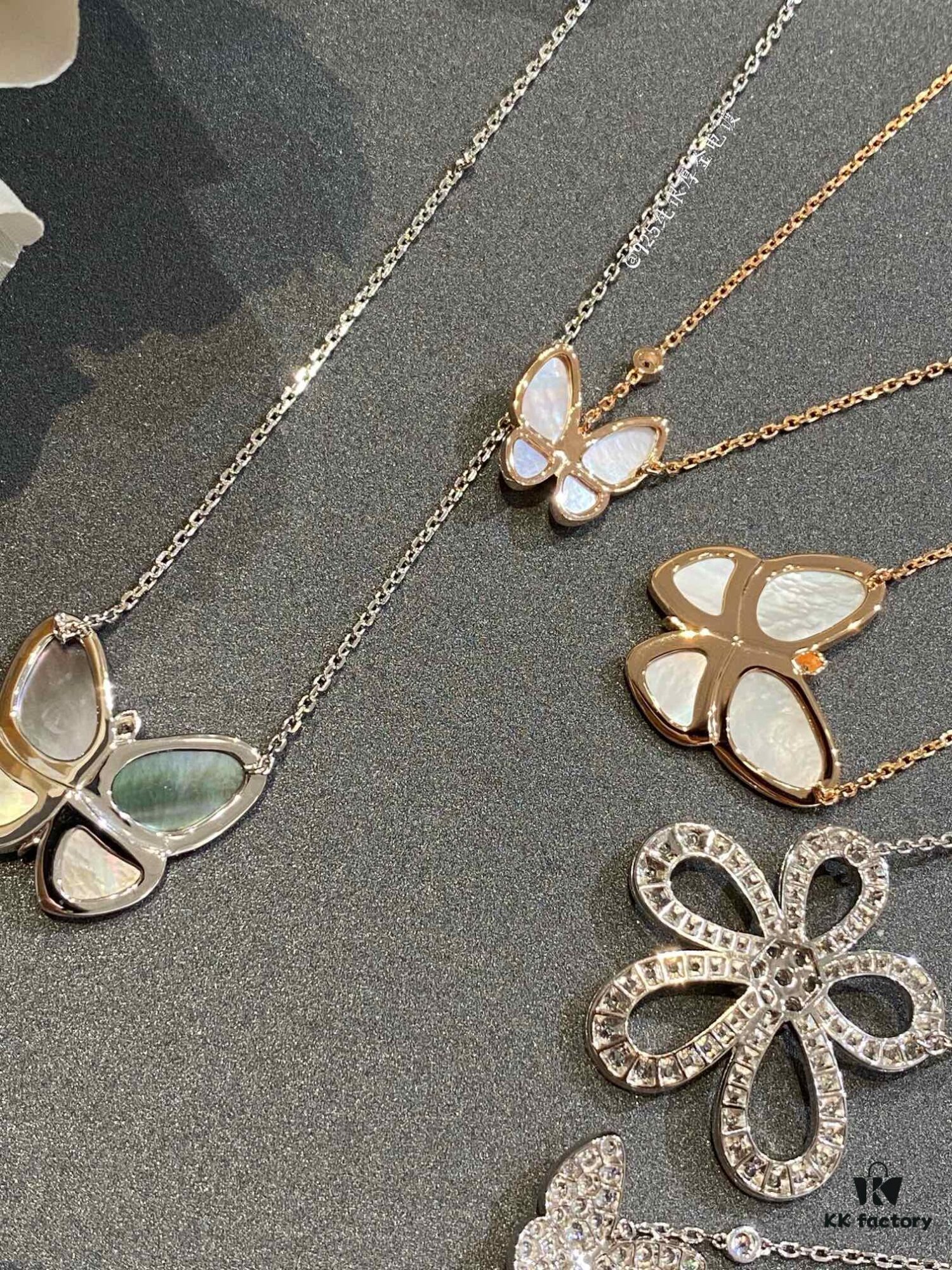 692fc16999f2d84055c88359 Vca Luxury Pendant, In Stock, Jewelry Craftsmanship