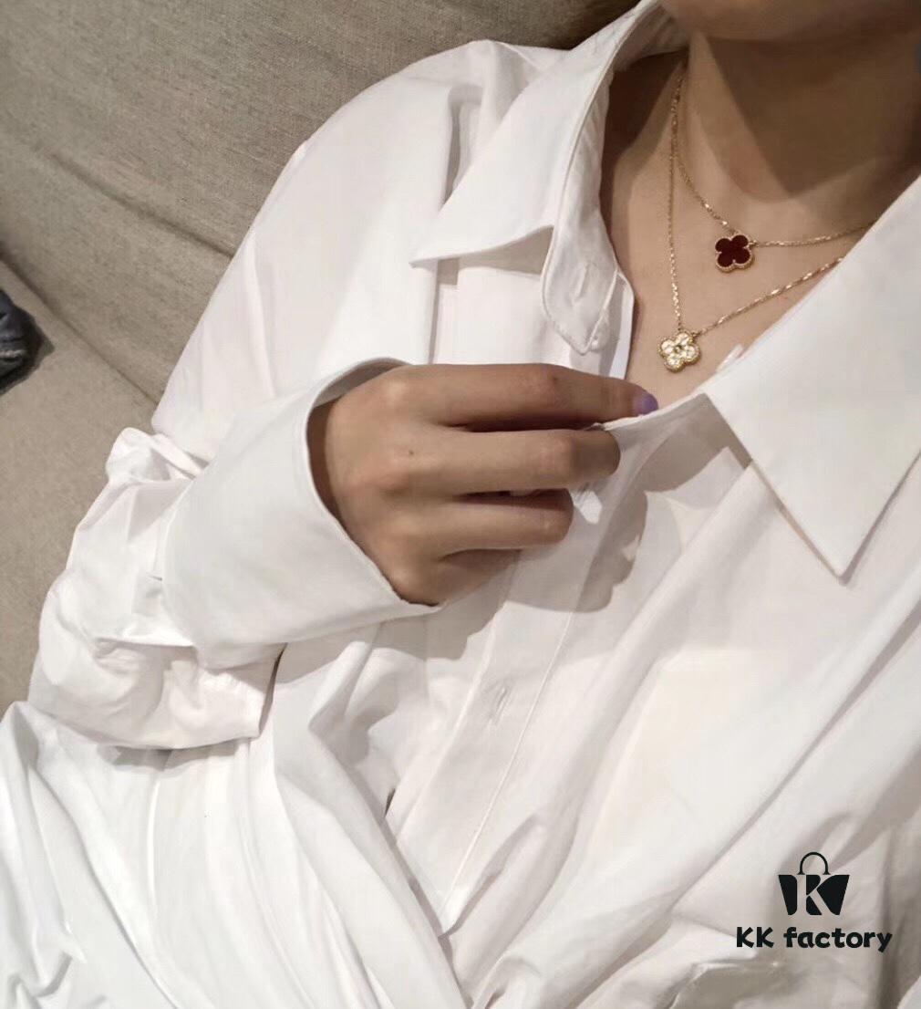 Styling Tip! Wearing two medium-sized clover pendants together creates a more stunning effect 👏👏