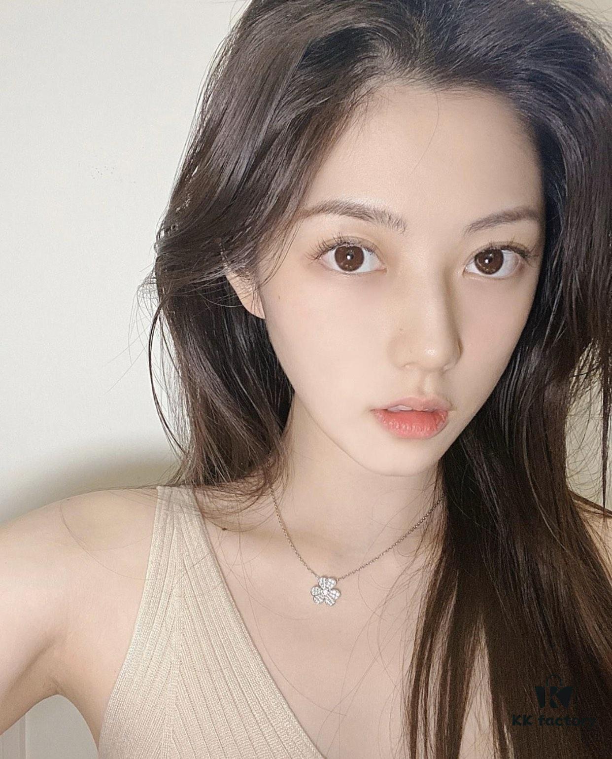 692fc2df99f2d84055c88584 Delicate VCA Clover Necklace for a Soft and Feminine Look