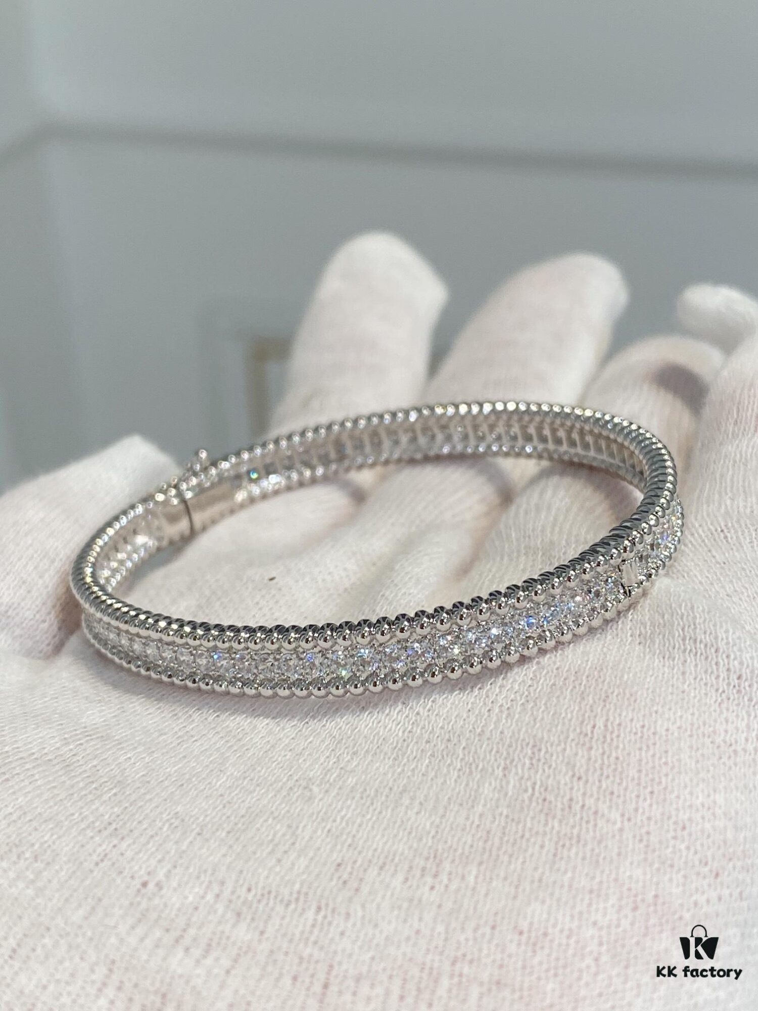 692fc2f799f2d84055c885b0 New Vca Four-Leaf Clover Perlee Beaded Bracelet, Single Row Diamond Bracelet, Classic Layering Design, Vintage and Exquisite