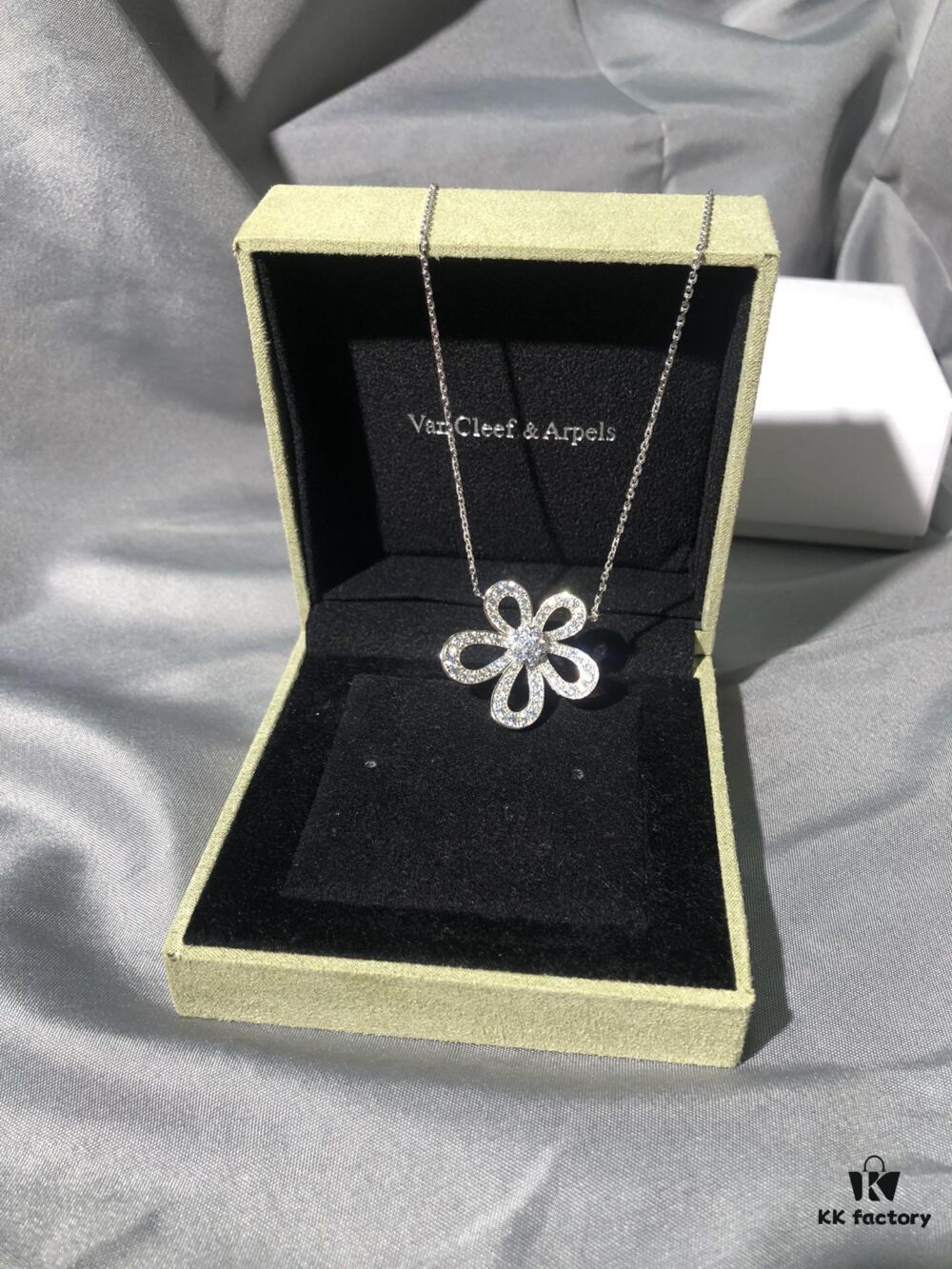 Necklace · Platinum Set: Flowerlace Lace Flower, This One! I Can't Recommend It Enough! Must Buy! Must Collect! The Fire Is So Brilliant You'd Mistake It for Real Diamonds!