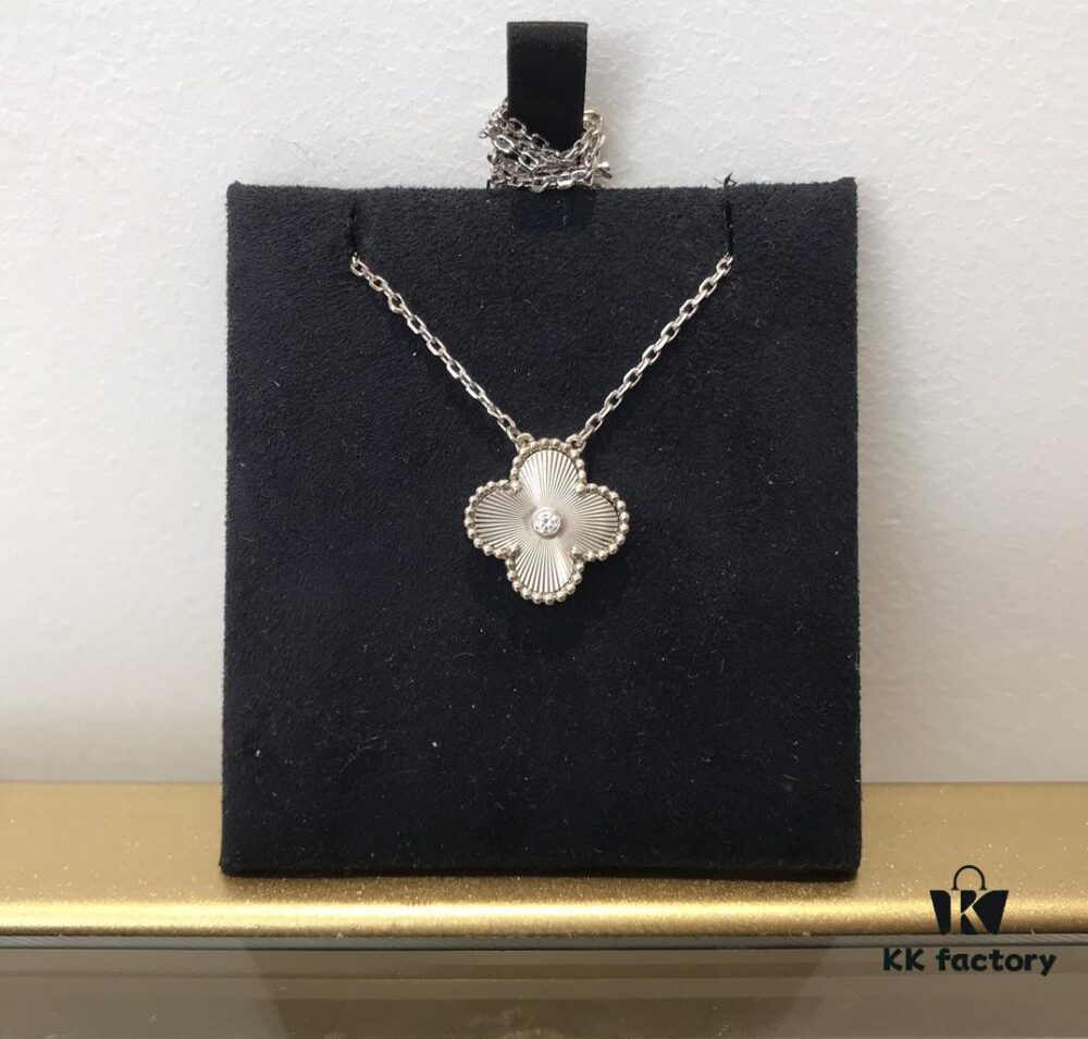 692fc35a99f2d84055c88641 Clover Necklace Collection