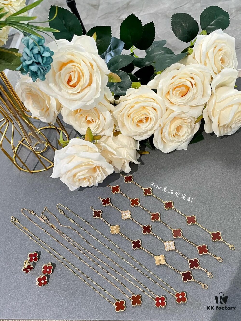 692fc38999f2d84055c8868d Medium-sized four-leaf clover is only available in the five-flower bracelet — single flower design has never been offered; single flower style belongs to the mini size