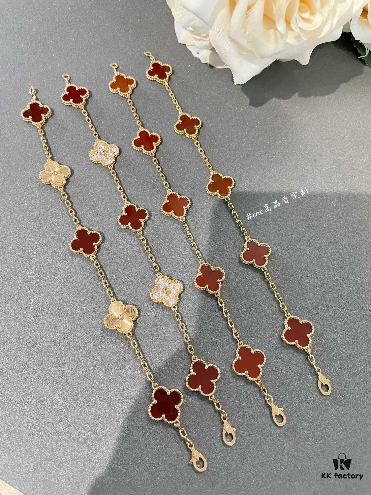 Medium-sized four-leaf clover is only available in the five-flower bracelet — single flower design has never been offered; single flower style belongs to the mini size