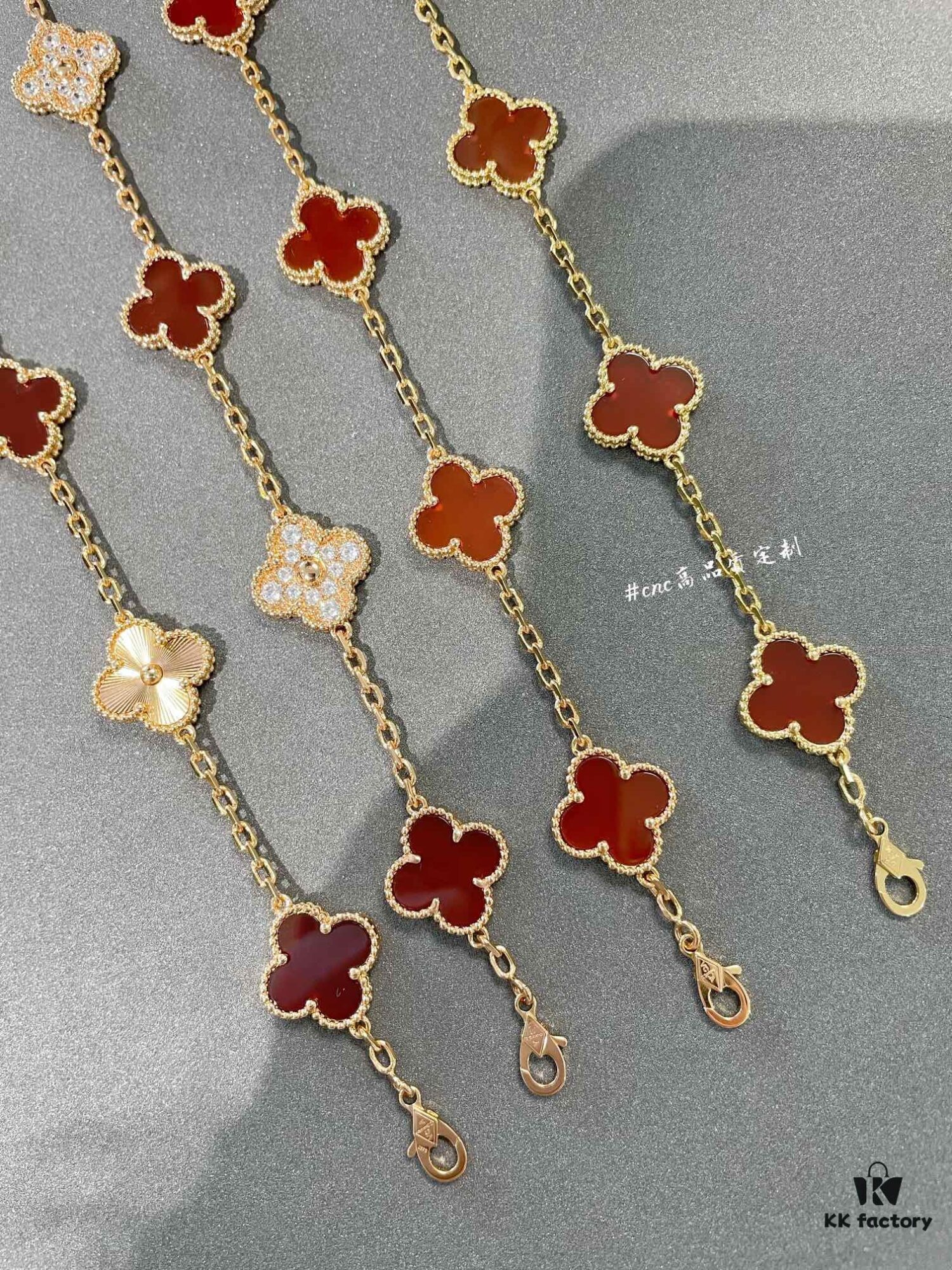 Medium-sized four-leaf clover is only available in the five-flower bracelet — single flower design has never been offered; single flower style belongs to the mini size