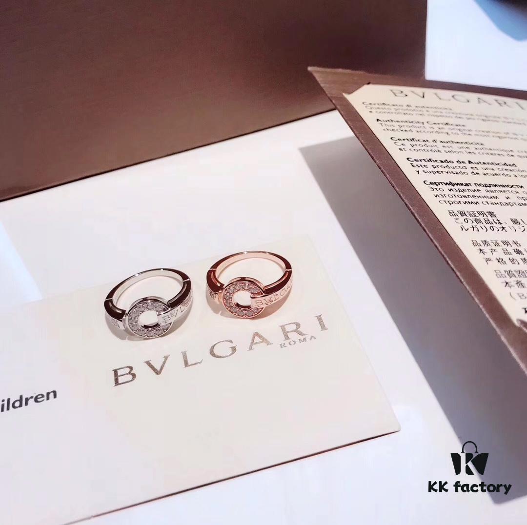 Bvlgari Counter Bestseller Round Plate [Color] 📎 Hollow-Out Ring ✨✨💫 Super Popular 👉👉 Full of Artistic Flair! Simple Design, Bold Visual Impact! If Even a Paperclip Can Be This Majestically Beautiful, What Else Is Needed? 💃 Charm 925 Sterling Silver with Rose Gold Plating, Platinum Plating, Counter-Quality Logo, Non-Fading, Hypoallergenic, Complete Sizes Available ⭕️ Platinum & Rose Gold