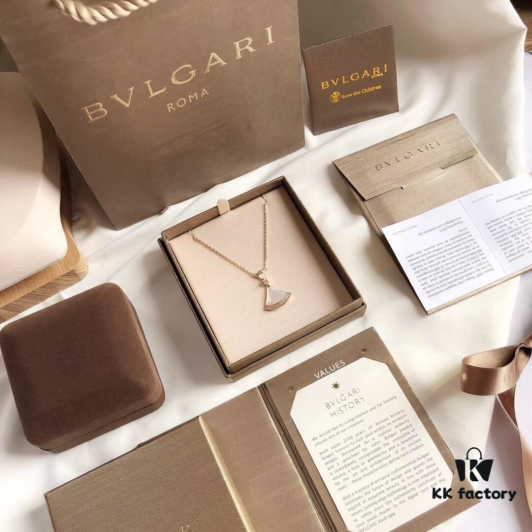 692fc52d99f2d84055c88952 Bvlgari DIVA Series, a Hit on Xiaohongshu. Inspired by the 16th-century European fascination with fans, symbols of art and nobility, the DIVA collection features vibrant gemstones and fan-inspired designs. Now Bvlgari triumphantly reimagines this classic elegance. This 925 sterling silver necklace is vacuum-plated with rose gold, ensuring fade resistance and hypoallergenic wear, beautifully accented with white mother-of-pearl for luxurious charm. Chain length: 40cm + 4cm adjustable. Comes with complete Bvlgari retail packaging.