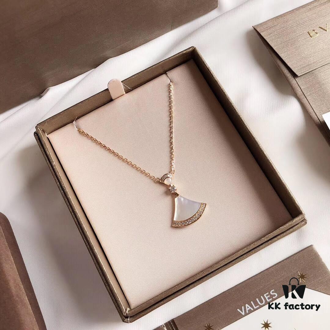692fc52e99f2d84055c88954 Bvlgari DIVA Series, a Hit on Xiaohongshu. Inspired by the 16th-century European fascination with fans, symbols of art and nobility, the DIVA collection features vibrant gemstones and fan-inspired designs. Now Bvlgari triumphantly reimagines this classic elegance. This 925 sterling silver necklace is vacuum-plated with rose gold, ensuring fade resistance and hypoallergenic wear, beautifully accented with white mother-of-pearl for luxurious charm. Chain length: 40cm + 4cm adjustable. Comes with complete Bvlgari retail packaging.