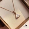 692fc52f99f2d84055c88955 Bvlgari DIVA Series, a Hit on Xiaohongshu. Inspired by the 16th-century European fascination with fans, symbols of art and nobility, the DIVA collection features vibrant gemstones and fan-inspired designs. Now Bvlgari triumphantly reimagines this classic elegance. This 925 sterling silver necklace is vacuum-plated with rose gold, ensuring fade resistance and hypoallergenic wear, beautifully accented with white mother-of-pearl for luxurious charm. Chain length: 40cm + 4cm adjustable. Comes with complete Bvlgari retail packaging.