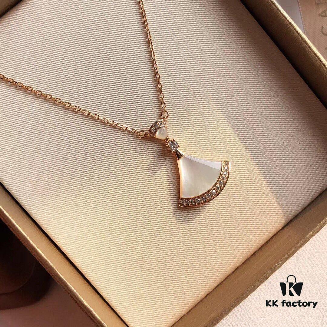 692fc52f99f2d84055c88955 Bvlgari DIVA Series, a Hit on Xiaohongshu. Inspired by the 16th-century European fascination with fans, symbols of art and nobility, the DIVA collection features vibrant gemstones and fan-inspired designs. Now Bvlgari triumphantly reimagines this classic elegance. This 925 sterling silver necklace is vacuum-plated with rose gold, ensuring fade resistance and hypoallergenic wear, beautifully accented with white mother-of-pearl for luxurious charm. Chain length: 40cm + 4cm adjustable. Comes with complete Bvlgari retail packaging.