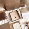 692fc53199f2d84055c88957 Bvlgari DIVA Series, a Hit on Xiaohongshu. Inspired by 16th-century Europe, where fans became symbols of art and nobility, the DIVA collection features colorful gemstones and fan-inspired designs. Now Bvlgari triumphantly brings back the DIVA series, reviving timeless elegance. This 925 sterling silver necklace with vacuum-plated rose gold plating is fade-resistant and hypoallergenic, adorned with red carnelian for luxurious beauty. Chain length: 40cm + 4cm adjustable. Includes complete Bvlgari retail packaging