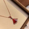 692fc53399f2d84055c8895c Bvlgari DIVA Series, a Hit on Xiaohongshu. Inspired by 16th-century Europe, where fans became symbols of art and nobility, the DIVA collection features colorful gemstones and fan-inspired designs. Now Bvlgari triumphantly brings back the DIVA series, reviving timeless elegance. This 925 sterling silver necklace with vacuum-plated rose gold plating is fade-resistant and hypoallergenic, adorned with red carnelian for luxurious beauty. Chain length: 40cm + 4cm adjustable. Includes complete Bvlgari retail packaging