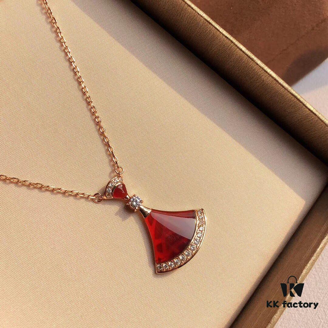 692fc53399f2d84055c8895c Bvlgari DIVA Series, a Hit on Xiaohongshu. Inspired by 16th-century Europe, where fans became symbols of art and nobility, the DIVA collection features colorful gemstones and fan-inspired designs. Now Bvlgari triumphantly brings back the DIVA series, reviving timeless elegance. This 925 sterling silver necklace with vacuum-plated rose gold plating is fade-resistant and hypoallergenic, adorned with red carnelian for luxurious beauty. Chain length: 40cm + 4cm adjustable. Includes complete Bvlgari retail packaging