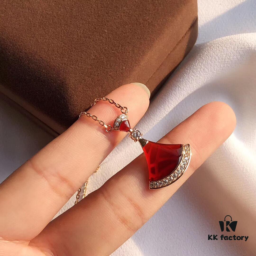 692fc53399f2d84055c8895d Bvlgari DIVA Series, a Hit on Xiaohongshu. Inspired by 16th-century Europe, where fans became symbols of art and nobility, the DIVA collection features colorful gemstones and fan-inspired designs. Now Bvlgari triumphantly brings back the DIVA series, reviving timeless elegance. This 925 sterling silver necklace with vacuum-plated rose gold plating is fade-resistant and hypoallergenic, adorned with red carnelian for luxurious beauty. Chain length: 40cm + 4cm adjustable. Includes complete Bvlgari retail packaging