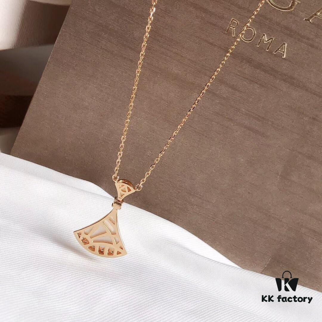 692fc53399f2d84055c8895e Bvlgari DIVA Series, a Hit on Xiaohongshu. Inspired by the 16th-century European fascination with fans, symbols of art and nobility, the DIVA collection features vibrant gemstones and fan-inspired designs. Now Bvlgari triumphantly reimagines this classic elegance. This 925 sterling silver necklace is vacuum-plated with rose gold, ensuring fade resistance and hypoallergenic wear, beautifully accented with white mother-of-pearl for luxurious charm. Chain length: 40cm + 4cm adjustable. Comes with complete Bvlgari retail packaging.