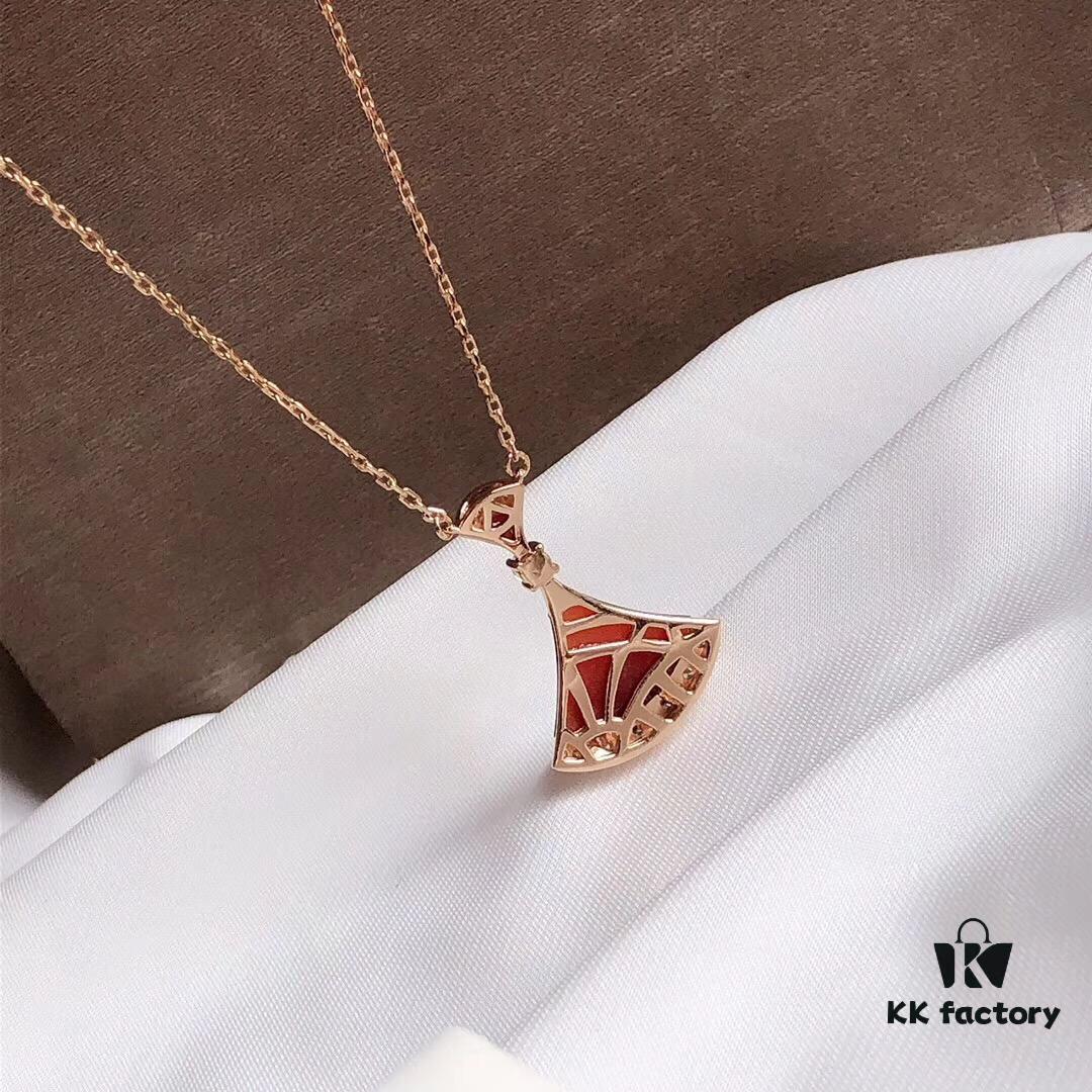 692fc53499f2d84055c8895f Bvlgari DIVA Series, a Hit on Xiaohongshu. Inspired by 16th-century Europe, where fans became symbols of art and nobility, the DIVA collection features colorful gemstones and fan-inspired designs. Now Bvlgari triumphantly brings back the DIVA series, reviving timeless elegance. This 925 sterling silver necklace with vacuum-plated rose gold plating is fade-resistant and hypoallergenic, adorned with red carnelian for luxurious beauty. Chain length: 40cm + 4cm adjustable. Includes complete Bvlgari retail packaging