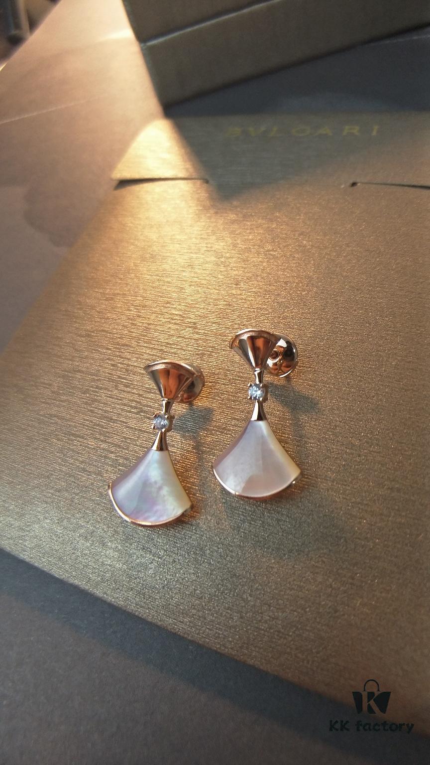 692fc63d99f2d84055c88b29 BVLGARI DIVA White Mother-of-Pearl and Red Carnelian Earrings (Diamond-Free Version)