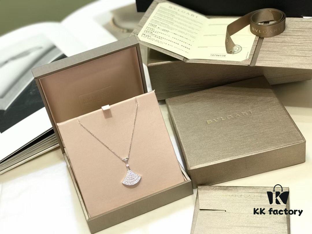 692fc69799f2d84055c88bd5 BVLGARI Bulgari Divas' Dream Embrace Your True Self Full Diamond Fan Necklace with 18K Gold Plating