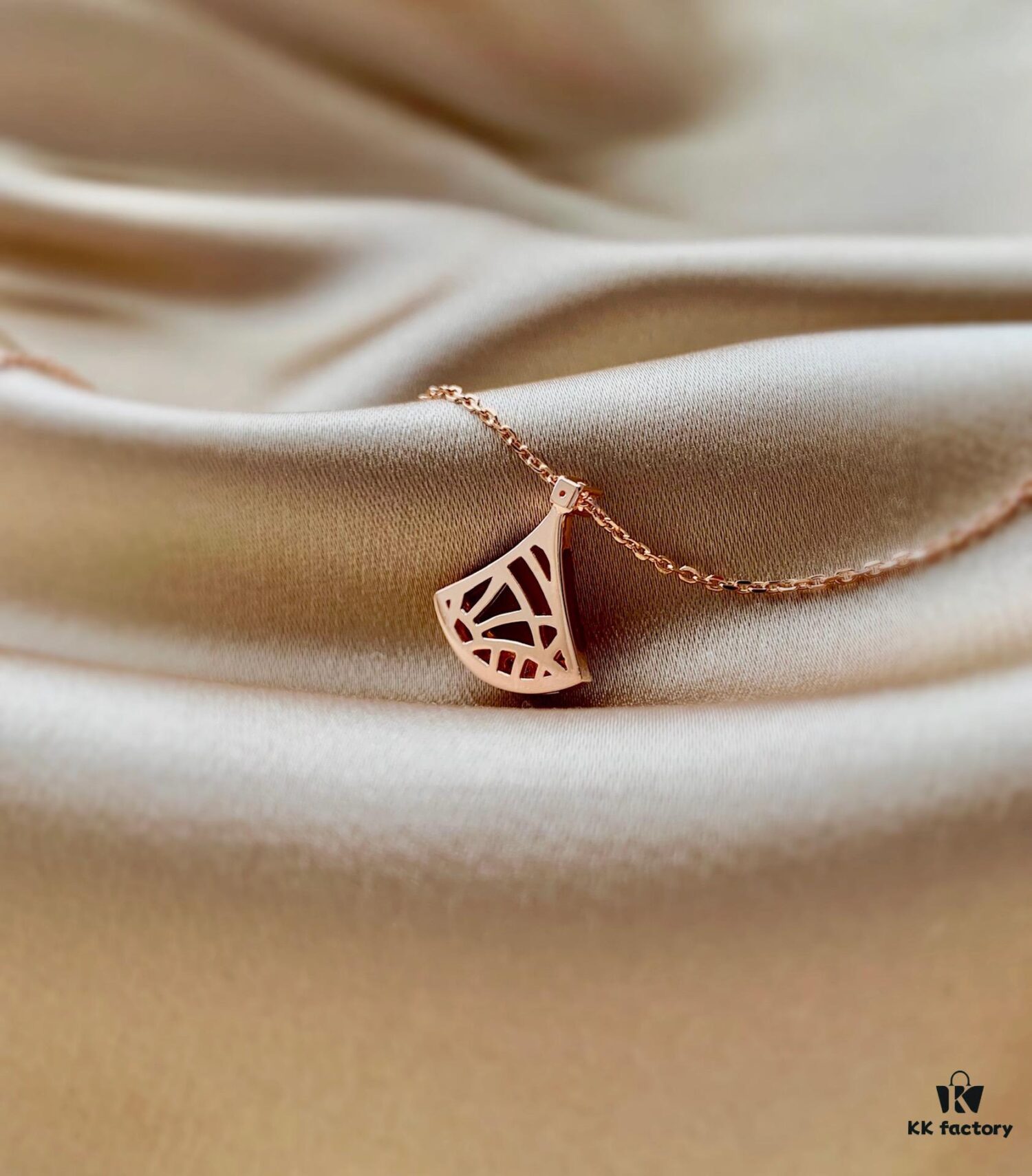 692fc76a99f2d84055c88da9 S925 Silver Plated with 18K Gold Bvlgari Divas' Dream Series Natural Red Agate Fan Pendant Necklace