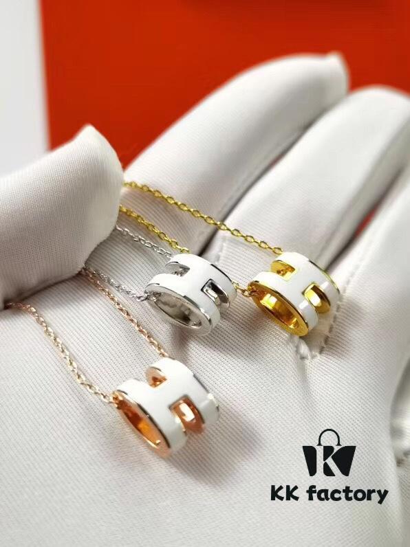 692fc8c499f2d84055c88fc0 Mini POP Hermès H Necklace, Each with Unique Code, Made in China Electroplating! ! ! ! ‼ ‼ Hermès Enamel Curved H Necklace, Currently Sold at Official Stores for Over ,000❗ In Stock❗ The 2017 Version Replaced the Original Steel Wire Choker with a Chain, Offering a More Graceful Drape. Available in Gold, Rose Gold, and White Gold Chain Options, with Corresponding Enamel H Pendant Framed in Matching Tones. Comes with Exclusive Store Logo Anti-Counterfeit Tag ❤❤8365075