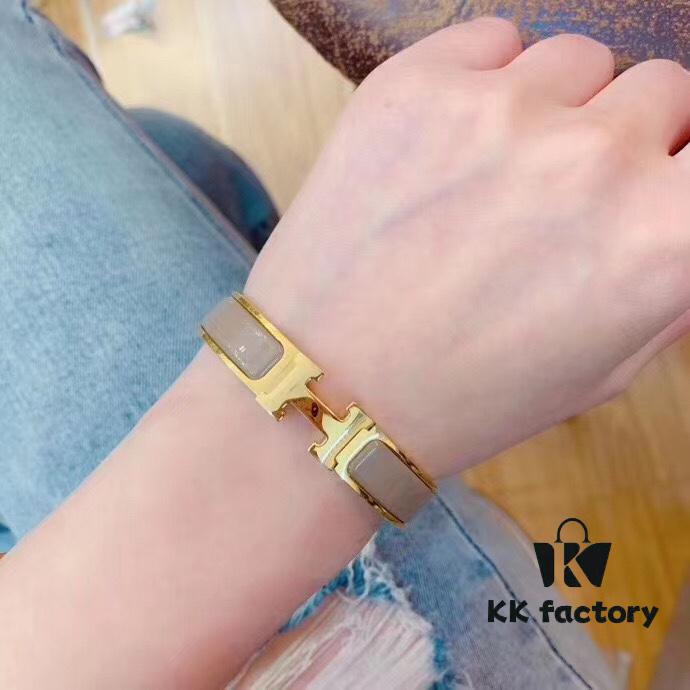 692fc8fd99f2d84055c89036 Hermès Hermas Classic H Bracelet, Trendy Gold Tone, Ultra-Elegant Beige Tea Color, ZP Mold Technology, Original Material, Heavy Craftsmanship