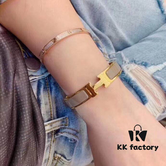 692fc90d99f2d84055c8905b Hermès Hermas Classic H Bracelet, Trendy Gold Tone, Ultra-Elegant Beige Tea Color, ZP Mold Technology, Original Material, Heavy Craftsmanship