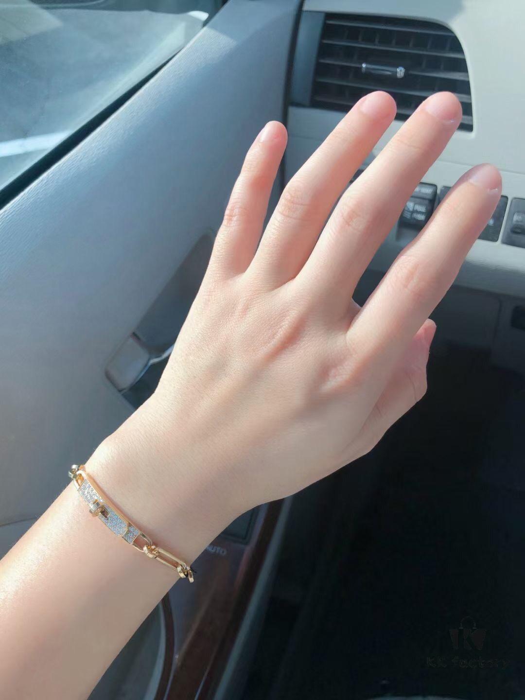 692fc92699f2d84055c8908e New Arrival Hermès Kelly Series Bracelet, Pure Silver with Thick Gold Plating, Standard 18K Rose Gold Tone, Lightweight and Elegant Design, Iconic Kelly Lock Closure, A Must-Have Accessory for Stylish Women