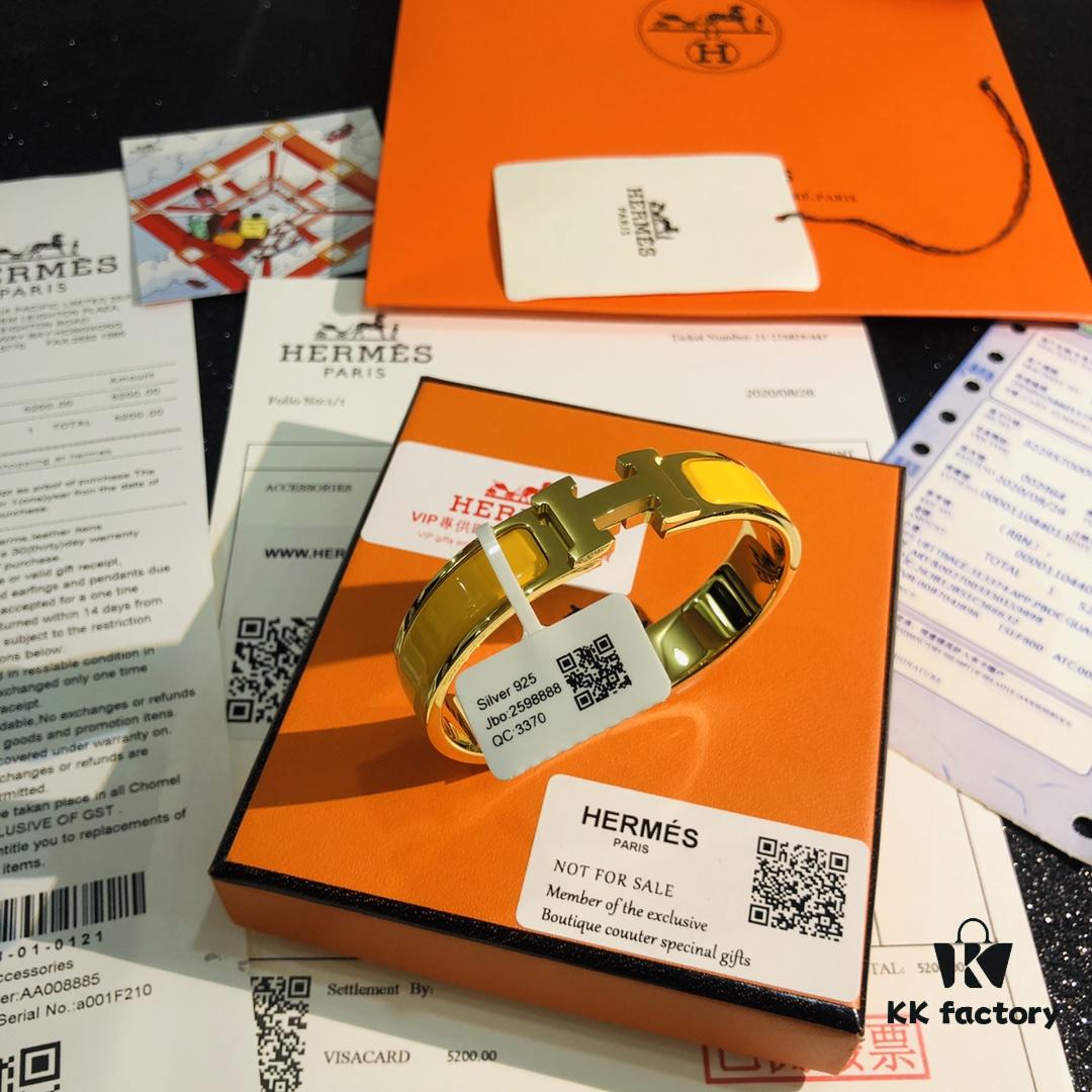 Hermès Replica 1:1 Sticker, Label 🏷️, Receipt 🧾 Complete Set Available [Rose Gold Purchased Version] 😎 Hermès CLIC Enamel H Bracelet, Wearing Photo Included ❤️ Extremely Versatile and Stylish! Perfect for Couples, Men Can Wear Size 19, Women Size 17 💑🌸 A Must-Have for True Hermès Fans, the Most Classic Among Hermès Bracelets, Exquisite Enamel Craftsmanship with Smooth Color and Full Shape ❤️❤️ Ideal as a Couple's Matching Pair, High-End Version Only! Sizes 17 and 19 Available
