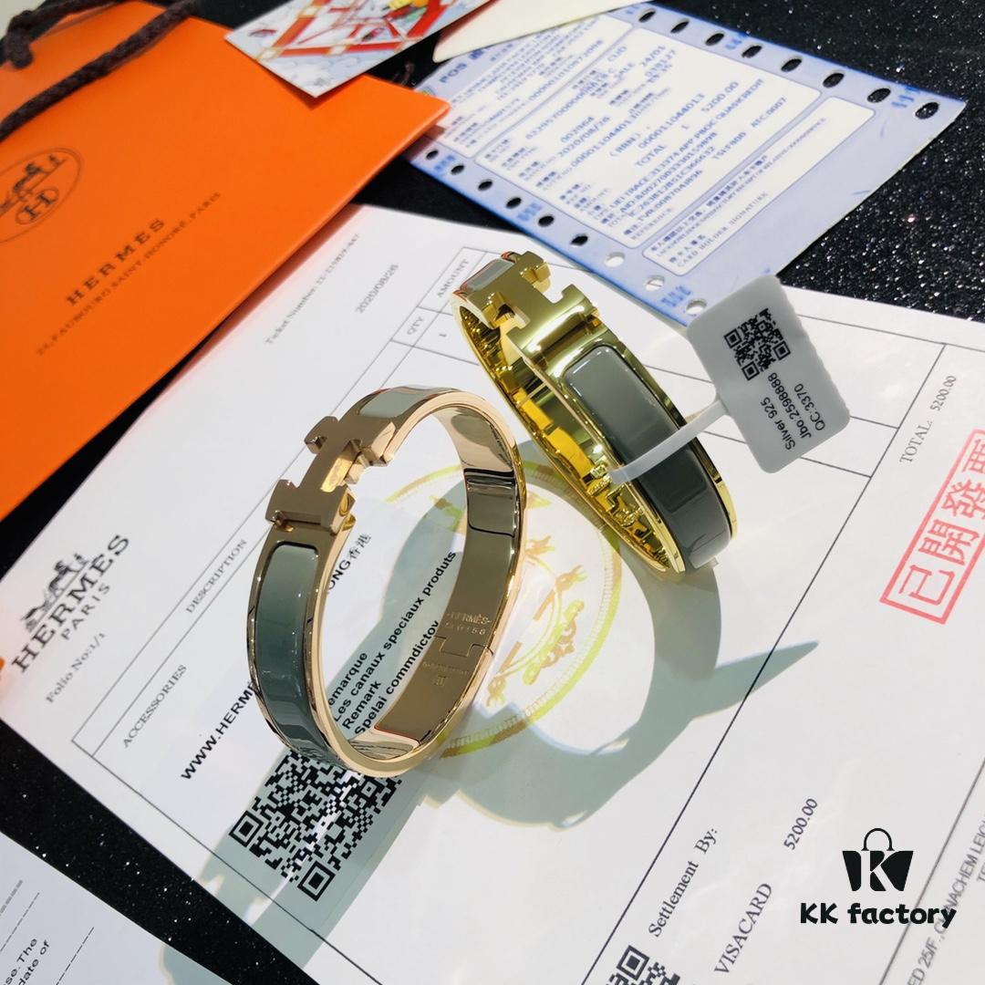 692fc95c99f2d84055c890ef Hermès 1:1 Replica Sticker, Label, Receipt Set 🧾 Full Package Available, Rose Gold Purchased Version 😎 Herme*CLIC Enamel H Bracelet, Hermès On-Hand Photo ❤ Ultra Versatile and Stylish! Perfect for Couples, Men Can Wear Size 19, Women Size 17 💑🌸 A Must-Have for True Hermès Fans, the Most Classic Among Hermès Bracelets, Exquisite Enamel Craftsmanship with Smooth Color and Full Shape ❤❤ Ideal as Couple's Bracelets, Only High-Version Replicas Produced! Sizes Available: 17 and 19