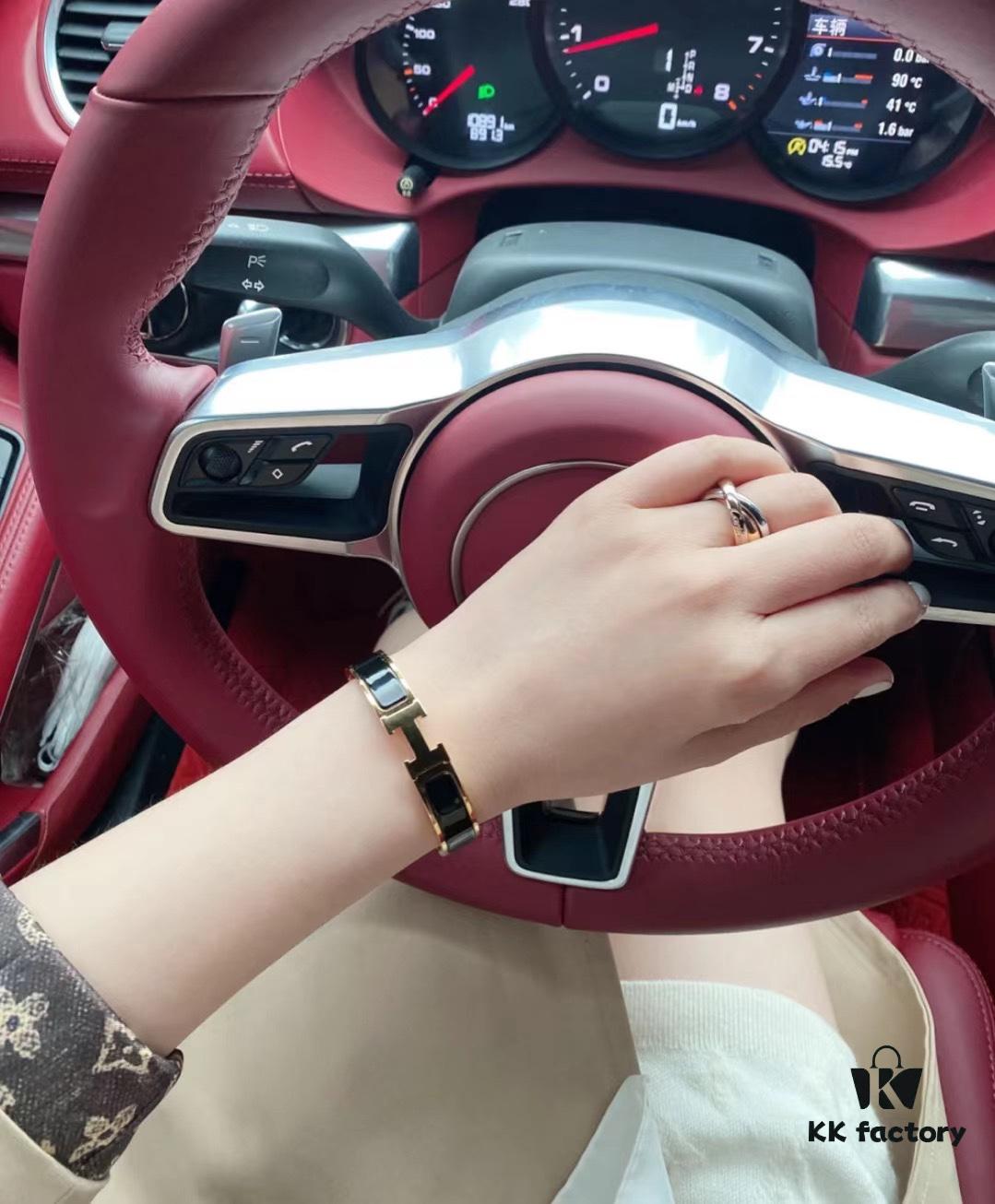 692fc99d99f2d84055c89163 H Bracelet