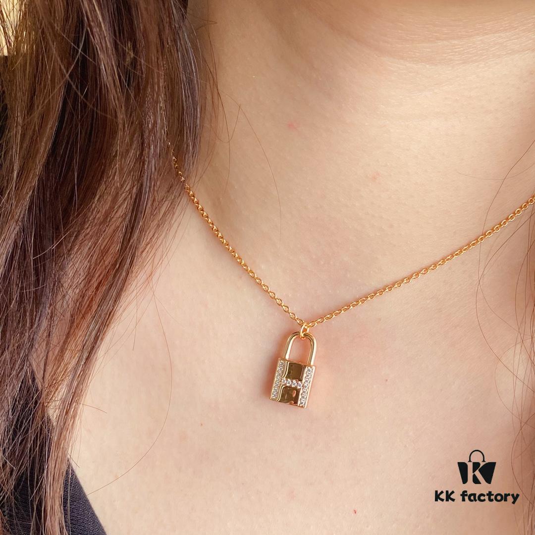 692fca4099f2d84055c89238 V Gold Thickened Version, Rose Gold. Premium Craftsmanship, Popular Style Among Influencers, Large H-Style Lock Necklace