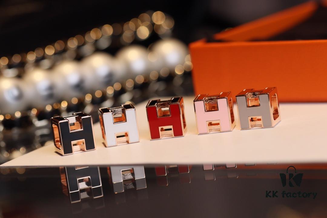 692fca7199f2d84055c8928b This Cube Necklace Offers More Versatility Than Pop! A Six-Sided Design with Three Distinct Wearing Styles