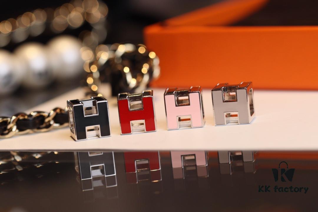 692fca7399f2d84055c8928c This Cube Necklace Offers More Versatility Than Pop! A Six-Sided Design with Three Distinct Wearing Styles