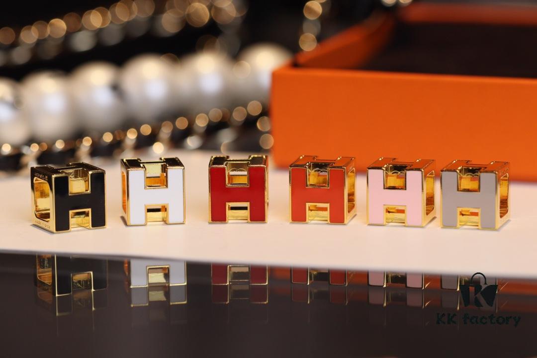 692fca7399f2d84055c8928d This Cube Necklace Offers More Versatility Than Pop! A Six-Sided Design with Three Distinct Wearing Styles