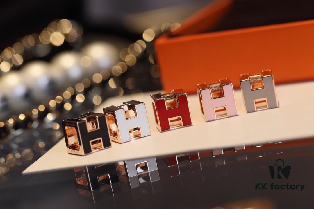 692fca7399f2d84055c8928e This Cube Necklace Offers More Versatility Than Pop! A Six-Sided Design with Three Distinct Wearing Styles