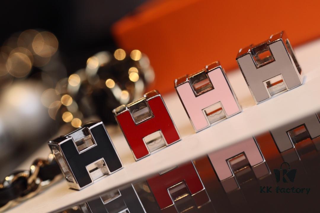 692fca7499f2d84055c89290 This Cube Necklace Offers More Versatility Than Pop! A Six-Sided Design with Three Distinct Wearing Styles