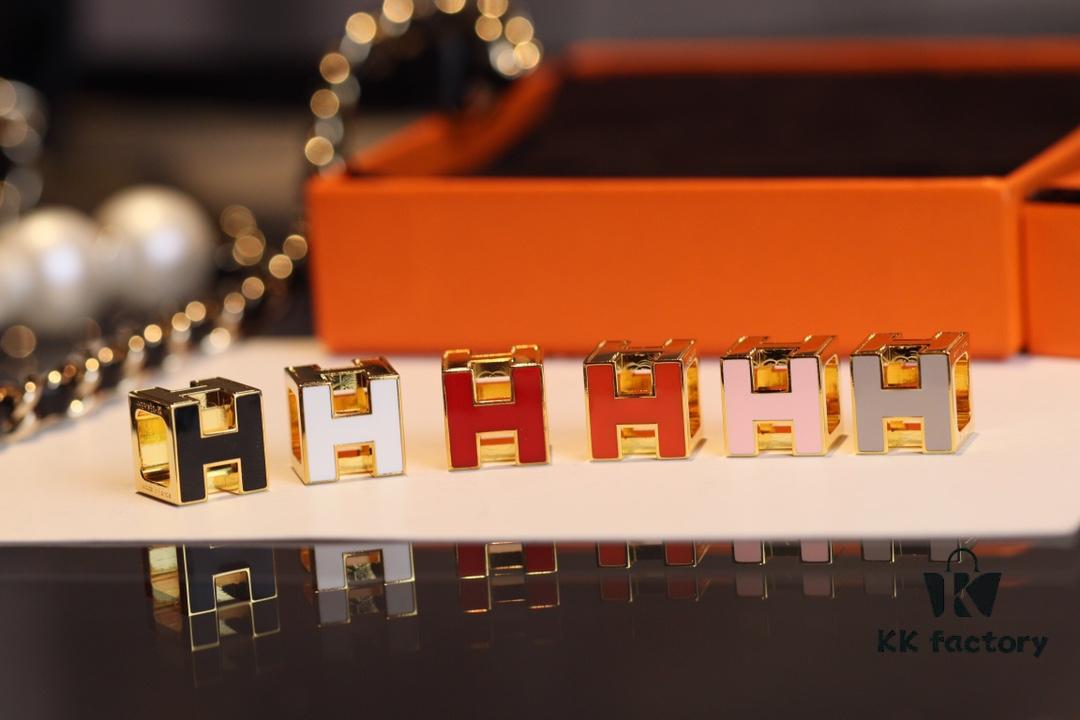 692fca7e99f2d84055c892a1 This Cube Necklace Offers More Versatility Than Pop! A Six-Sided Design with Three Distinct Wearing Styles