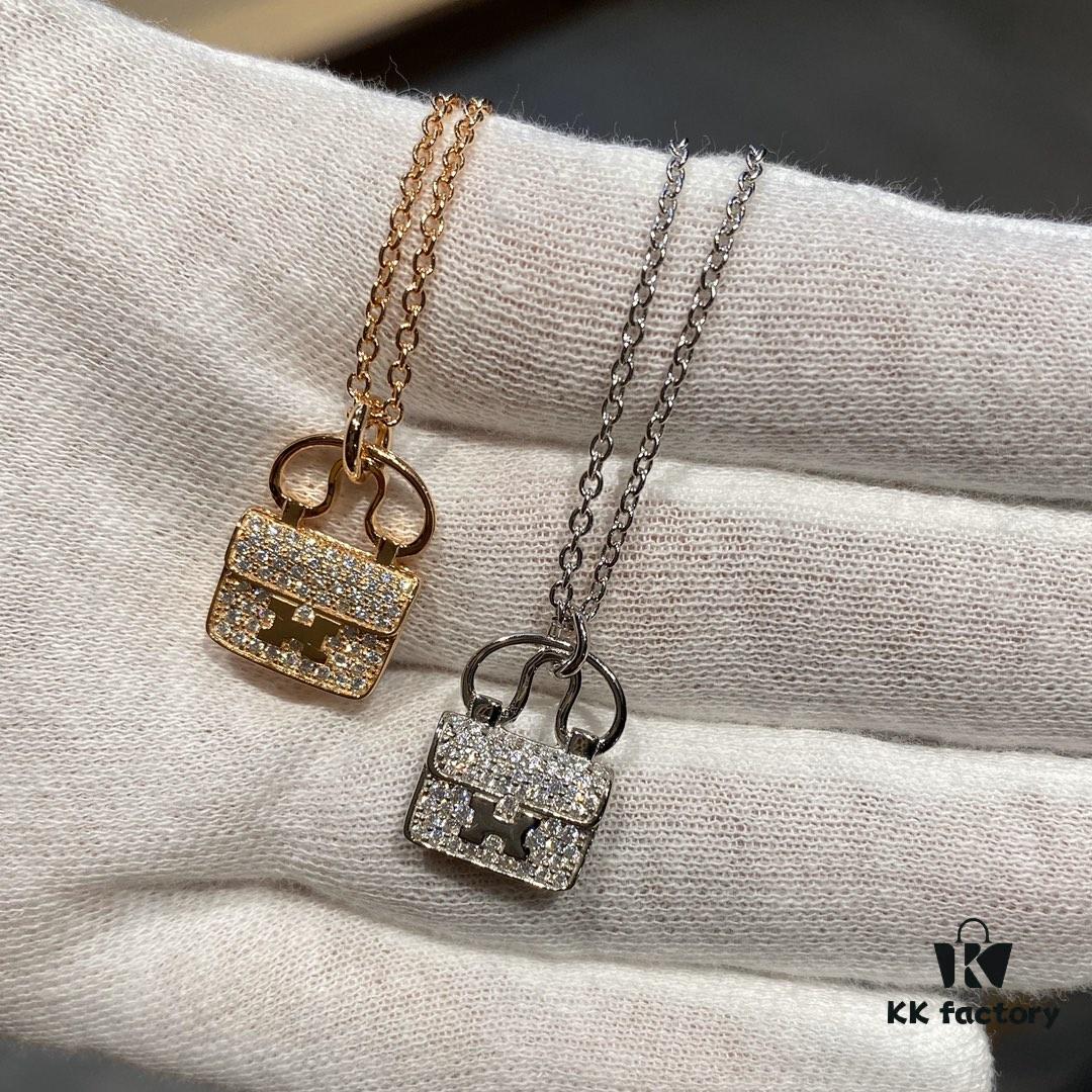 692fca8299f2d84055c892a7 Hermès Kelly Bag Necklace, Surpassing All Supposed Top Versions! Z-Grade Custom Level, Perfectly Polished with 360-Degree Flawless Finish, Thick 1-Micron Gold Plating Achieving Real-Gold Quality! Precise 1:1 Engraving – a Standard Only Luxury Brands Can Match! The Original Design is Delicately Compact, Not Oversized and Bulky Like Common Market Copies. For Ultimate Sophistication, Our Piece is the Perfect Choice! Entirely Crafted in V-Gold Material with Thick Gold Electroplating – Diamonds Shine with Brilliance, Never Dull or Whitish! Premium Quality at an Unbeatable Price