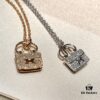 692fca8499f2d84055c892aa Hermès Kelly Bag Necklace, Surpassing All Supposed Top Versions! Z-Grade Custom Level, Perfectly Polished with 360-Degree Flawless Finish, Thick 1-Micron Gold Plating Achieving Real-Gold Quality! Precise 1:1 Engraving – a Standard Only Luxury Brands Can Match! The Original Design is Delicately Compact, Not Oversized and Bulky Like Common Market Copies. For Ultimate Sophistication, Our Piece is the Perfect Choice! Entirely Crafted in V-Gold Material with Thick Gold Electroplating – Diamonds Shine with Brilliance, Never Dull or Whitish! Premium Quality at an Unbeatable Price