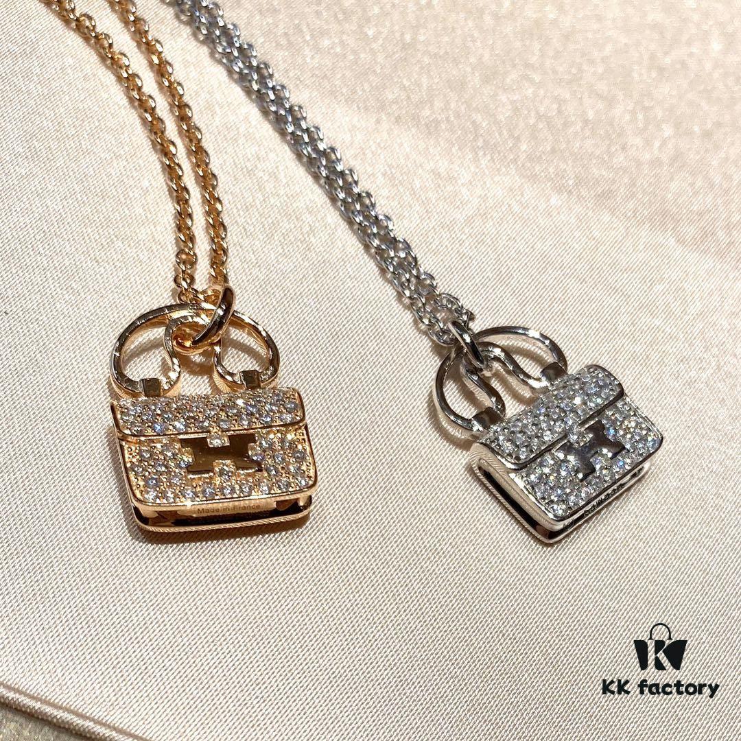 692fca8499f2d84055c892aa Hermès Kelly Bag Necklace, Surpassing All Supposed Top Versions! Z-Grade Custom Level, Perfectly Polished with 360-Degree Flawless Finish, Thick 1-Micron Gold Plating Achieving Real-Gold Quality! Precise 1:1 Engraving – a Standard Only Luxury Brands Can Match! The Original Design is Delicately Compact, Not Oversized and Bulky Like Common Market Copies. For Ultimate Sophistication, Our Piece is the Perfect Choice! Entirely Crafted in V-Gold Material with Thick Gold Electroplating – Diamonds Shine with Brilliance, Never Dull or Whitish! Premium Quality at an Unbeatable Price