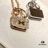 692fca8599f2d84055c892ab Hermès Kelly Bag Necklace, Surpassing All Supposed Top Versions! Z-Grade Custom Level, Perfectly Polished with 360-Degree Flawless Finish, Thick 1-Micron Gold Plating Achieving Real-Gold Quality! Precise 1:1 Engraving – a Standard Only Luxury Brands Can Match! The Original Design is Delicately Compact, Not Oversized and Bulky Like Common Market Copies. For Ultimate Sophistication, Our Piece is the Perfect Choice! Entirely Crafted in V-Gold Material with Thick Gold Electroplating – Diamonds Shine with Brilliance, Never Dull or Whitish! Premium Quality at an Unbeatable Price